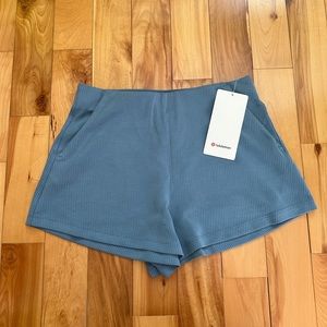 Lululemon softstreme short 2”
Size 6
Colour: utility blue